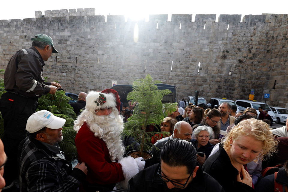 Ông già Noel khuấy động chảo lửa Jerusalem trước Giáng sinh